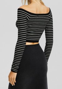 Bershka Stickad tröja - black