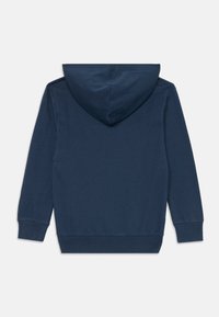 Marineblaue Kapuze aus weichem Stoff, mit langen Ärmeln, gerippten Bündchen und Saum sowie einer mittigen Naht im Rücken.