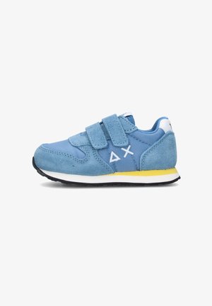 Scarpa da ginnastica blu per bambini con doppia chiusura a strappo, suola bianca e gialla e design geometrico bianco sul lato.