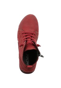 Bottine rouge en cuir avec bout rond, surpiqûres contrastantes et fermeture éclair sur le côté. Tige texturée et intérieur rembourré pour le confort.