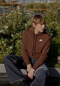 Nike Sportswear SPORTSWEAR CLUB FLEECE - Sweatshirt com capuz - braun/weiss