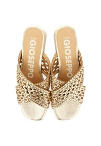 Sandalias deslizadas tejidas en oro con un diseño cruzado y un acabado metálico suave en la plantilla. Nombre de la marca impreso en el interior.