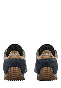 Sneakers con tomaia in tessuto grigio, dettagli in suede di colore blu scuro, linguetta in pelle con logo in rilievo e suola in gomma strutturata.