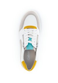 Weißer Sneaker mit grauen Wildlederakzenten und lebhaften gelben, türkisfarbenen und orangefarbenen Details; verfügt über einen Reißverschluss und Schnürsenkel.