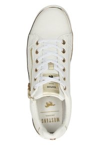 Baskets synthétiques blanches avec des accents dorés, présentant un dessus texturé, un bout rond, des lacets plats blancs et une fermeture éclair sur le côté pour un accès facile.