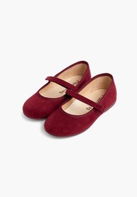 Burgundowe zamszowe buty z okrągłym noskiem, paskiem typu Mary Jane oraz miękką podszewką wewnętrzną. Płaska podeszwa z minimalnym bieżnikiem dla komfortu i stabilności.