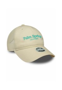 Beige Baseballkappe mit atmungsaktiven Netzeinsätzen, versehen mit "Palm Springs"-Text in aqua Stickerei und einem gebogenen Schirm mit flacher Unterseite.