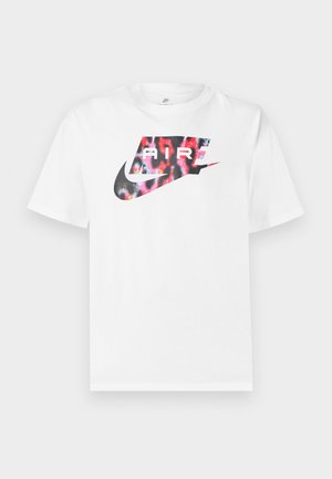 Witte T-shirt met korte mouwen en een groot Nike-logo in zwart met een multicolor luipaardprintpatroon en het woord "AIR" binnen het logo.