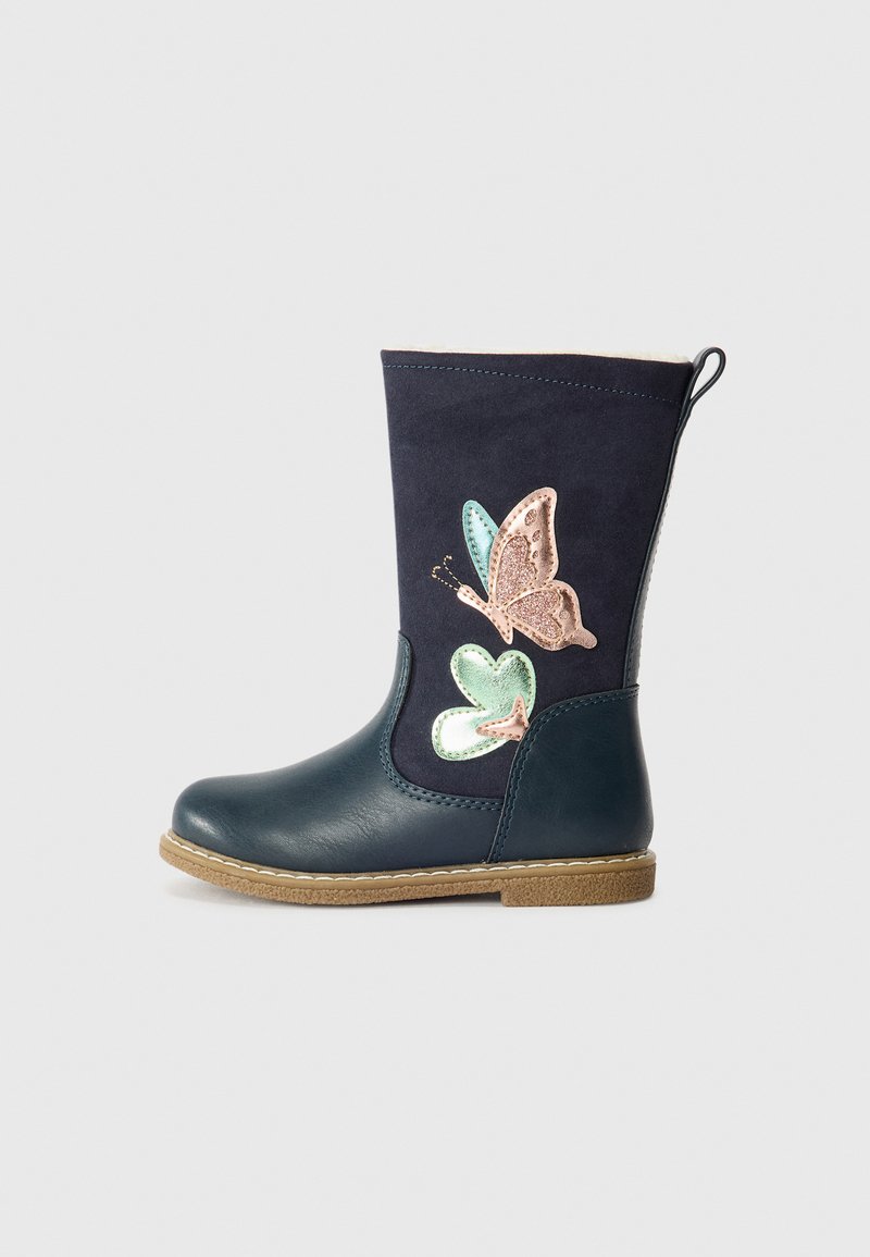 Navyblauwe leren en suède enkellaars met een vlinder- en bladerenontwerp in roze en groen, voorzien van een rubberen zool en stiksels.