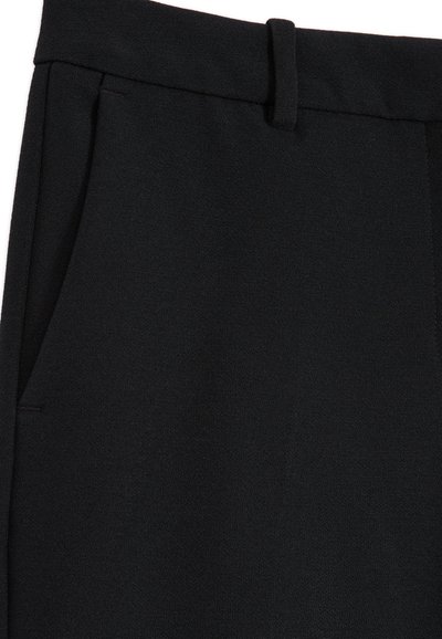 Zwarte op maat gemaakte broek met een gladde textuur, voorzien van een platte voorkant, zijzakken en een tailleband met een riemlus.