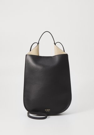 Sac en cuir noir à texture lisse, au design minimaliste et à la forme incurvée. Dispose d'un intérieur beige et d'une poignée courte.
