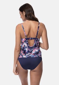 Tankini con stampa floreale e dettagli blu navy, dotato di spalline regolabili, un'apertura a chiave sulla schiena e un pantaloncino coordinato.