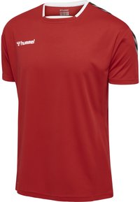 Rød atletisk T-shirt med korte ærmer, hvid krave og sorte chevron-mønstre på skuldrene. Lavet af åndbart materiale.