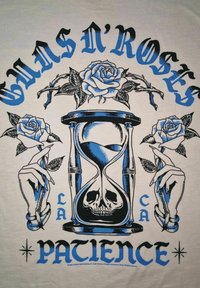 Weißes Stoff-T-Shirt mit einem blauen und schwarzen Grafikdesign eines Schädels und einer Sanduhr, das mit Rosen und dem Text "GUNS N' ROSES" sowie "PATIENCE" verwoben ist.