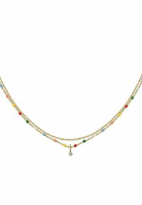 Guldhalsband med tre lager av kedjor som är prydda med färgglada pärlor i röd, gul, grön, blå och vit, samt ett hjärtformat hänge.