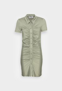 Vestido verde-oliva de manga curta com frente abotoada, detalhes franzidos ao longo do corpete e da saia, e um colarinho clássico. Textura suave.