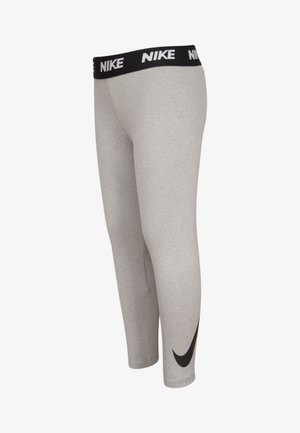 Leggings atléticos grises con una cinturilla negra que presenta el logo de Nike. El tejido es suave con un diseño ajustado y un detalle de swoosh negro.