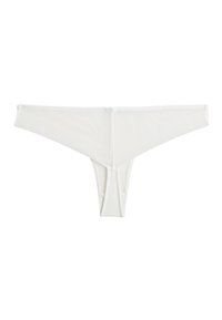 Un string blanc en matériau doux et extensible, présentant un design minimaliste et de fines lanières latérales, avec une texture lisse.