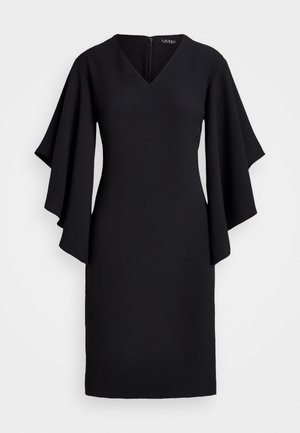 Robe noire jusqu'aux genoux avec décolleté en V et manches cloches superposées asymétriques et dramatiques, silhouette ajustée, fermeture éclair au dos.