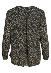 Svart långärmad blus med vitt spräckligt mönster, lös passform, rund halsringning och detalj med veck bak. Mjuk tyg med lätt lyster.