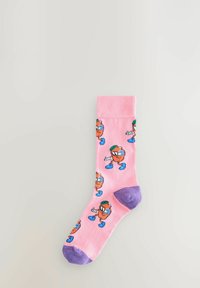 Rosa Baumwollsocke mit wiederholtem Cartoon-Charakter-Motiv in Orange- und Blautönen sowie einer lila Fußspitze und einem lila Bündchen.