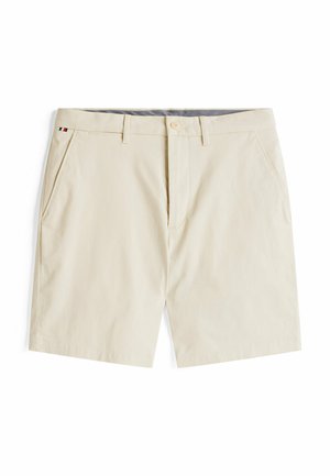 Pantalones cortos de algodón beige con un diseño de frente plano, bolsillos laterales y una pequeña etiqueta de acento tricolor en la cinturilla. Presenta ansillas para cinturón.
