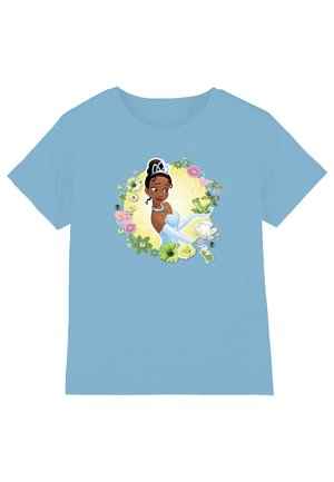 Blaues Baumwoll-T-Shirt mit einem grafischen Motiv eines Charakters in einem hellblauen Kleid, umgeben von Blumen, Sternen und einem Froschmuster.