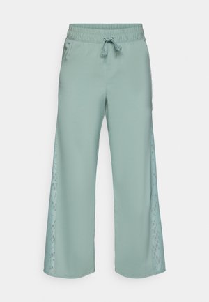 Pantaloni larghi verde chiaro realizzati in tessuto morbido, con vita elasticizzata e cordoncino; presentano pannelli in pizzo floreale sui lati.