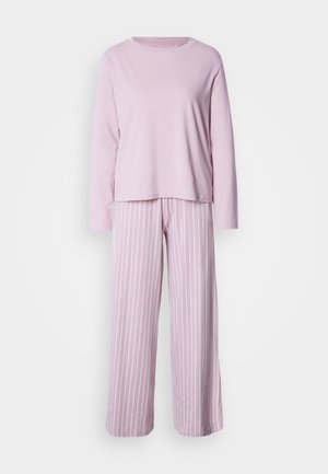 Világos rózsaszín pizsamaszett hosszú ujjú felsővel és csíkos, bő szárú nadrággal. Puha anyagból, laza szabással; a nadrágon finom fehér csíkok találhatók.