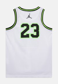 Biała koszulka do koszykówki z czarnymi i neonowozielonymi akcentami, z siateczkowej tkaniny oraz z numerem „23” widocznym na plecach.