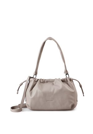 Weiche beige Lederhandtasche mit gerafftem Design, kurzem Schulterriemen und verstellbarem langem Riemen, liegend auf weißem Hintergrund.