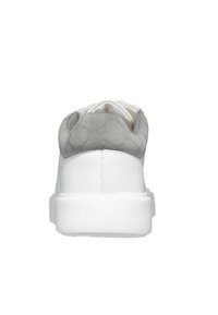 Bela teniska z teksturiranim sivo-zadnjim delom. Narejena iz usnja, ima gladko površino, obložen ovratnik in belo gumijasto podplat.