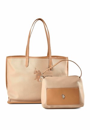 Dos bolsos de cuero beige, uno tote grande con doble asa y un bolso de hombro más pequeño con emblemas de logo en los paneles frontales.
