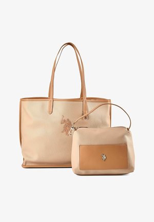 Deux sacs à main en cuir beige, un grand cabas avec double poignées et un sac à bandoulière plus petit avec des emblèmes de logo sur les panneaux avant.