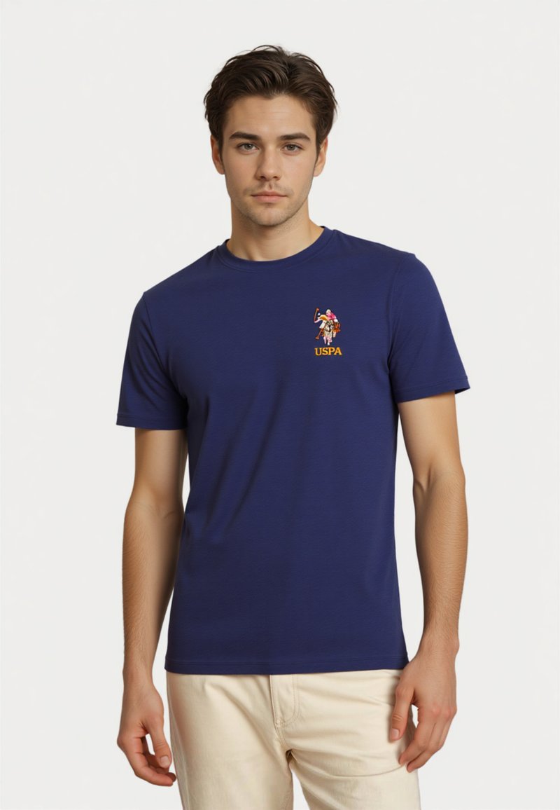 U.S. Polo Assn. KURZARM REITER - Nyomott mintás póló - dunkelblau