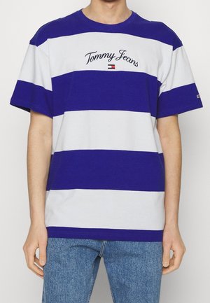 Niebieska i biała w paski koszulka bawełniana z haftem "Tommy Jeans" w kolorze czarnym. Okrągły dekolt, krótkie rękawy, luźny krój.