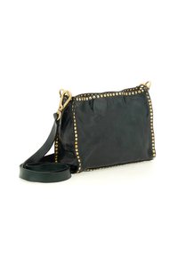 Borsa a tracolla in pelle nera con borchie dorate che delineano i bordi e una tracolla in pelle nera abbinata con ganci dorati.