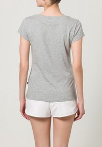 Grå t-shirt med kort ärm i mjukt tyg. Avslappnad passform med rundad halsringning och en slät yta. Inga synliga logotyper eller mönster.