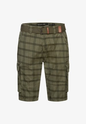 Olíva zöld cargo nadrág rövidnadrág, kockás mintával, pamut anyagból, végig befejezett szegéllyel, oldalsó zsebekkel, és egy hozzáillő övvel, amelyen barna bőrkiegészítők találhatók.