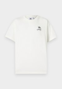 Bijela Adidas majica s kratkim rukavima, okruglim izrezom i malim crnim Adidas logotipom s ukrasnim tekstom na lijevoj strani prsnog koša.