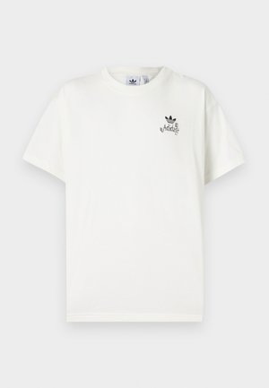 Hvit Adidas T-skjorte med korte ermer, rund hals og liten svart Adidas-logo med dekorativ tekst på venstre bryst.