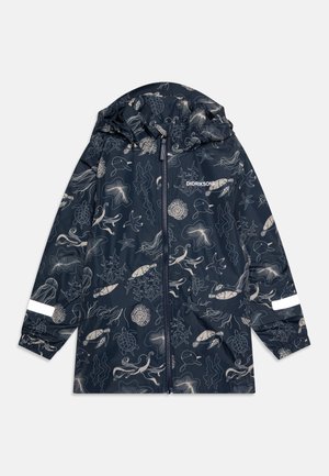 Marineblå regnjakke med et maritimt mønster, der har hætte, frontlynlås og reflekterende striber på ærmerne. Glat, vandtæt materiale.