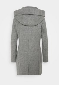 Cappotto grigio in lana con grande cappuccio pieghevole, maniche lunghe e taglio dritto. Presenta una texture liscia e un design minimalista.