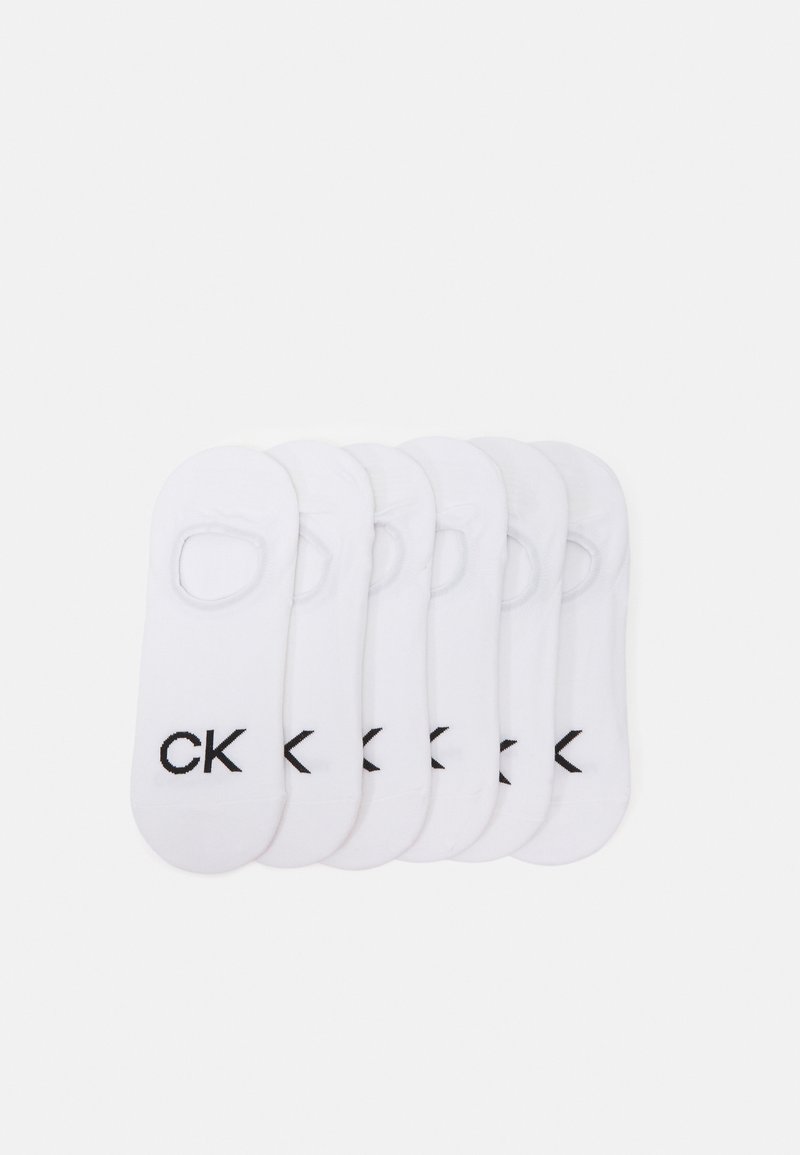 Baltos kulkšninės kojinės, pagamintos iš minkštos medžiagos, su juodu "CK" logotipu. Pakuotėje yra šeši poros be siūlės ant pirštų.