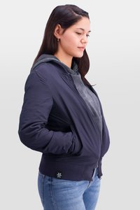 Marineblaue Bomberjacke mit Kapuze und gerippten Bündchen, getragen über einem grauen Hoodie. Sie hat einen leichten Glanz und verfügt über einen Logoschriftzug auf der linken Seite.