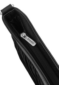 Clutch de cuero negro con un diseño texturizado, presenta un zipper plateado y una etiqueta que dice "RYŁKO" en el interior. Acabado suave y liso.