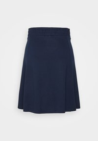 Jupe bleu marine longueur genou avec taille élastique, silhouette évasée et tissu lisse, adaptée pour un usage décontracté.