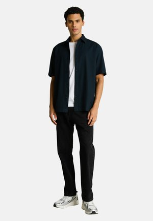 TOM TAILOR, RELAXED FIT KURZARMHEMD MIT STREIFEN - Shirt - black blue horizontal stripe