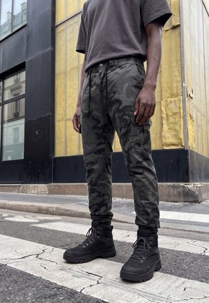 Urban Classics CAMO JOGGING  - Παντελόνι cargo - grey camo