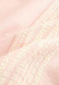 Unselected, pink white